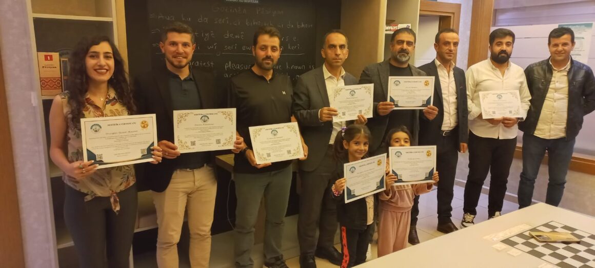 Xwendakarên Kursa Havînê Sertîfikayên Xwe Hilgirtin
