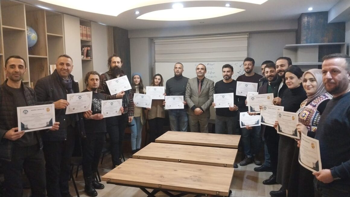 Bernameya Sertîfîka Dayîna Kursên Kurdî Hat Li Dar Xistin